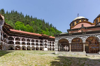 RILA Monasteri, BULGARIA - 24 Haziran 2021: Rila Ortodoks Manastırı (Rila Manastırı), Kyustendil Bölgesi, Bulgaristan