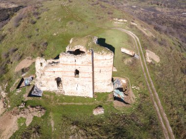 Bulgaristan 'ın Haskovo Bölgesi Matochina kasabası yakınlarındaki Ortaçağ Bukelon Kalesinin havadan görünüşü