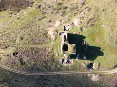 Bulgaristan 'ın Haskovo Bölgesi Matochina kasabası yakınlarındaki Ortaçağ Bukelon Kalesinin havadan görünüşü