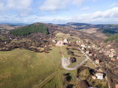 1885 Sırp-Bulgar Savaşı 'nda hayatını kaybeden askerlere adanmış Pantheon Ana Bulgaristan' ın hava manzarası, Bulgaristan 'ın Gurgulyat köyü