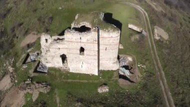 Bulgaristan 'ın Haskovo Bölgesi Matochina kasabası yakınlarındaki Ortaçağ Bukelon Kalesinin havadan görünüşü