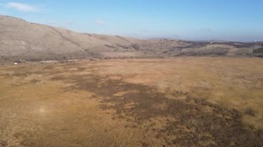 Aldomirovtsi bataklığının hava sonbahar manzarası, Sofya bölgesi, Bulgaristan