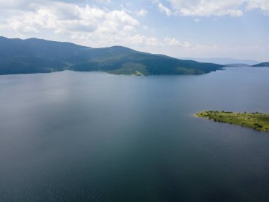 Belmeken Barajı 'nın şaşırtıcı hava manzarası, Rila dağı, Bulgaristan
