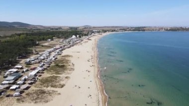 Bulgaristan 'ın Burgaz Bölgesi' nin Sozopol kasabası yakınlarındaki Gradina (Bahçe) plajının havadan manzarası 