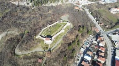 Bulgaristan 'ın Pazardzhik Bölgesi Peshtera kasabasındaki Antik Bizans kalesinin kalıntılarının havadan görünüşü