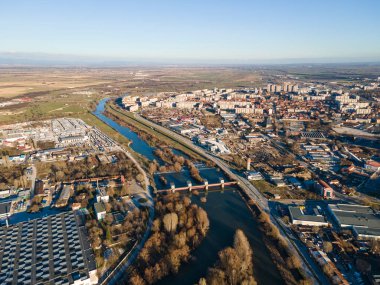 Bulgaristan 'ın Filibe kenti Maritsa nehri ve panoramasının şaşırtıcı hava manzarası