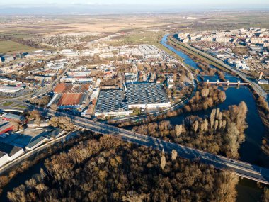 Bulgaristan 'ın Filibe kenti Maritsa nehri ve panoramasının şaşırtıcı hava manzarası