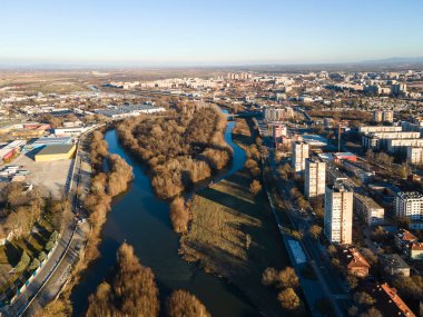Bulgaristan 'ın Filibe kenti Maritsa nehri ve panoramasının şaşırtıcı hava manzarası