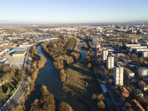Bulgaristan 'ın Filibe kenti Maritsa nehri ve panoramasının şaşırtıcı hava manzarası