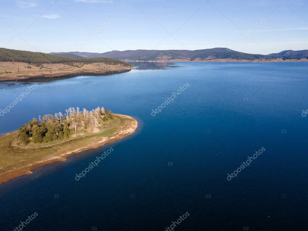 Increíble vista aérea del embalse de Batak, región de Pazardzhik