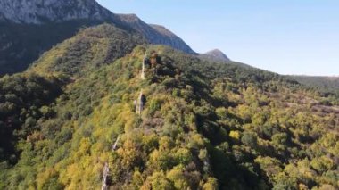 Bulgaristan 'ın Balkan Dağları' ndaki Iskar Nehri Boğazı 'ndaki kaya oluşumlarının hava görüntüsü