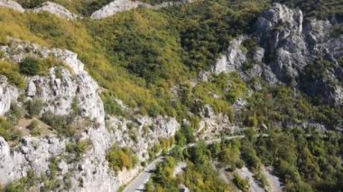Lyutibrod kasabası yakınlarındaki Iskar Nehri Boğazı 'nın hava manzarası, Vratsa bölgesi, Balkan Dağları, Bulgaristan