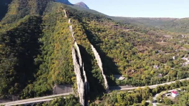 岩の形成の空中写真イスカール川渓谷 バルカン山脈 ブルガリア — ストック動画