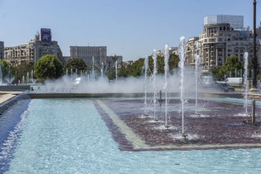 BUCHAREST, ROMANIA - 17 Ağustos 2021: Romanya 'nın Bükreş kentinin merkezindeki Unirii Meydanı' nda Çeşme