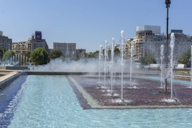 BUCHAREST, ROMANIA - 17 Ağustos 2021: Romanya 'nın Bükreş kentinin merkezindeki Unirii Meydanı' nda Çeşme