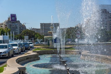 BUCHAREST, ROMANIA - 17 Ağustos 2021: Romanya 'nın Bükreş kentinin merkezindeki Unirii Meydanı' nda Çeşme