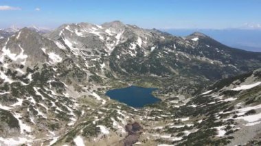 Bulgaristan 'ın Pirin Dağı' ndaki Popovo Gölü 'nün şaşırtıcı hava manzarası