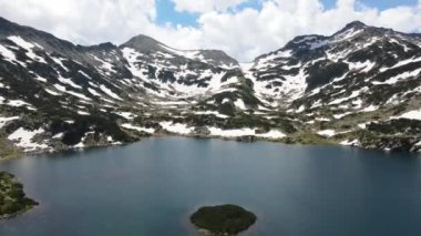 Bulgaristan 'ın Pirin Dağı' ndaki Popovo Gölü 'nün şaşırtıcı hava manzarası