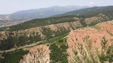 Kaya oluşumunun hava görüntüsü Stob piramitleri, Rila Dağı, Kyustendil bölgesi, Bulgaristan