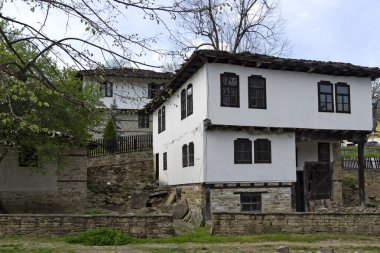 BOZHENTSI, BULGARIA - 3 Mayıs 2021: Bulgaristan 'ın tarihi Bozhentsi köyündeki tipik sokak ve eski evler