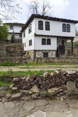 BOZHENTSI, BULGARIA - 3 Mayıs 2021: Bulgaristan 'ın tarihi Bozhentsi köyündeki tipik sokak ve eski evler