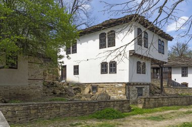 BOZHENTSI, BULGARIA - 3 Mayıs 2021: Bulgaristan 'ın tarihi Bozhentsi köyündeki tipik sokak ve eski evler