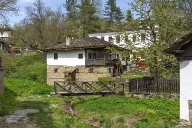 BOZHENTSI, BULGARIA - 3 Mayıs 2021: Bulgaristan 'ın tarihi Bozhentsi köyündeki tipik sokak ve eski evler