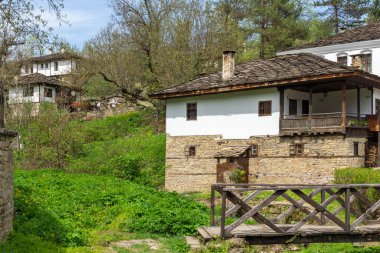 BOZHENTSI, BULGARIA - 3 Mayıs 2021: Bulgaristan 'ın tarihi Bozhentsi köyündeki tipik sokak ve eski evler