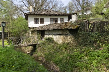 BOZHENTSI, BULGARIA - 3 Mayıs 2021: Bulgaristan 'ın tarihi Bozhentsi köyündeki tipik sokak ve eski evler