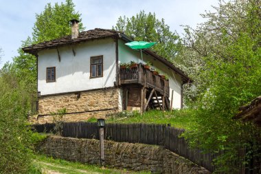 BOZHENTSI, BULGARIA - 3 Mayıs 2021: Bulgaristan 'ın tarihi Bozhentsi köyündeki tipik sokak ve eski evler