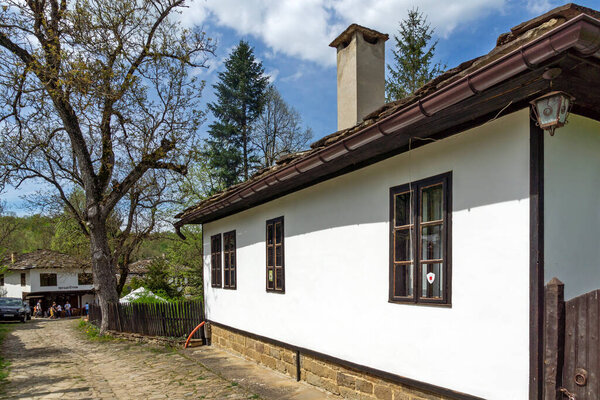 БОЖЕНЦИ, БУЛЬГАРИЯ - 3 МАЯ 2021: Типичная улица и старинные дома в исторической деревне Боженци, Габровская область, Болгария