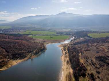 Bulgaristan 'ın Filibe Bölgesi' nin Asenovgrad kenti yakınlarındaki Kırk Pınar rezervuarının hava manzarası