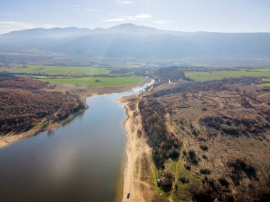 Bulgaristan 'ın Filibe Bölgesi' nin Asenovgrad kenti yakınlarındaki Kırk Pınar rezervuarının hava manzarası