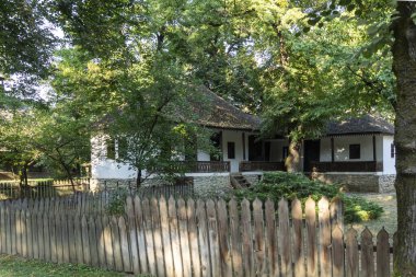 BUCHAREST, ROMANIA - 17 Ağustos 2021: Romanya 'nın Bükreş kentindeki Dimitrie Gusti Ulusal Köy Müzesi