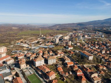 Bulgaristan 'ın Pazardzhik bölgesinin tarihi Peshtera kasabasının şaşırtıcı hava manzarası