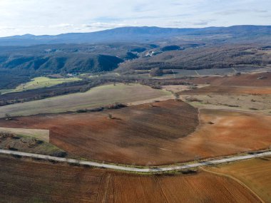 Bulgaristan 'ın Haskovo Bölgesi Topolovgrad kasabası yakınlarındaki Sakar Dağı' nın hava manzarası