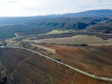 Bulgaristan 'ın Haskovo Bölgesi Topolovgrad kasabası yakınlarındaki Sakar Dağı' nın hava manzarası