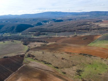 Bulgaristan 'ın Haskovo Bölgesi Topolovgrad kasabası yakınlarındaki Sakar Dağı' nın hava manzarası