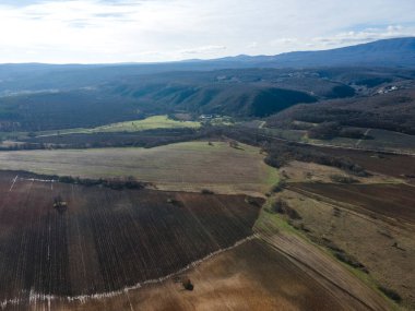 Bulgaristan 'ın Haskovo Bölgesi Topolovgrad kasabası yakınlarındaki Sakar Dağı' nın hava manzarası