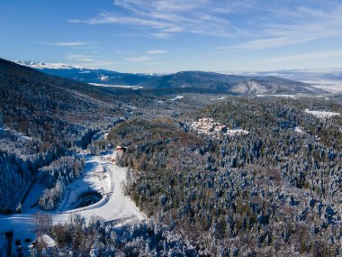 Bulgaristan 'ın Sofya Bölgesi' ndeki Borovets kayak merkezi yakınlarındaki Rila Dağı 'nın kış manzarası