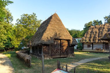BUCHAREST, ROMANIA - 17 Ağustos 2021: Romanya 'nın Bükreş kentindeki Dimitrie Gusti Ulusal Köy Müzesi