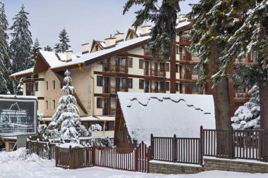 BOROVETS, BULGARIA - 14 Ocak 2022: Bulgaristan 'ın Sofya Bölgesi' ndeki Rila Dağı 'ndaki Borovets kayak merkezinin kış manzarası