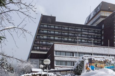 BOROVETS, BULGARIA - 14 Ocak 2022: Bulgaristan 'ın Sofya Bölgesi' ndeki Rila Dağı 'ndaki Borovets kayak merkezinin kış manzarası
