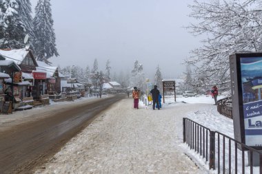 BOROVETS, BULGARIA - 14 Ocak 2022: Bulgaristan 'ın Sofya Bölgesi' ndeki Rila Dağı 'ndaki Borovets kayak merkezinin kış manzarası
