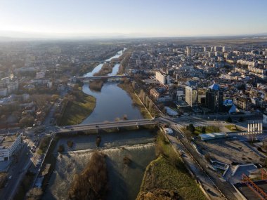Bulgaristan 'ın Filibe kenti Maritsa nehri ve panoramasının şaşırtıcı hava manzarası