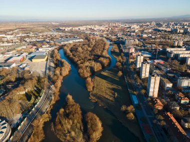 Bulgaristan 'ın Filibe kenti Maritsa nehri ve panoramasının şaşırtıcı hava manzarası