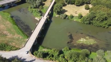Bulgaristan 'ın Byala kentindeki Kolyu Ficheto Köprüsü olarak bilinen Yantra Nehri üzerindeki Dokuzuncu yüzyıl köprüsünün havadan görünüşü