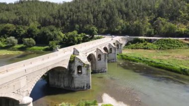 Bulgaristan 'ın Byala kentindeki Kolyu Ficheto Köprüsü olarak bilinen Yantra Nehri üzerindeki Dokuzuncu yüzyıl köprüsünün havadan görünüşü