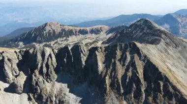 Polezhan Tepesi 'nin hava manzarası, Pirin Dağı, Bulgaristan