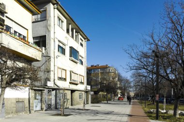 PLOVDIV, BULGARIA - 2 Ocak 2022: Bulgaristan 'ın Plovdiv kentinin merkezindeki Tipik Sokak ve Binalar